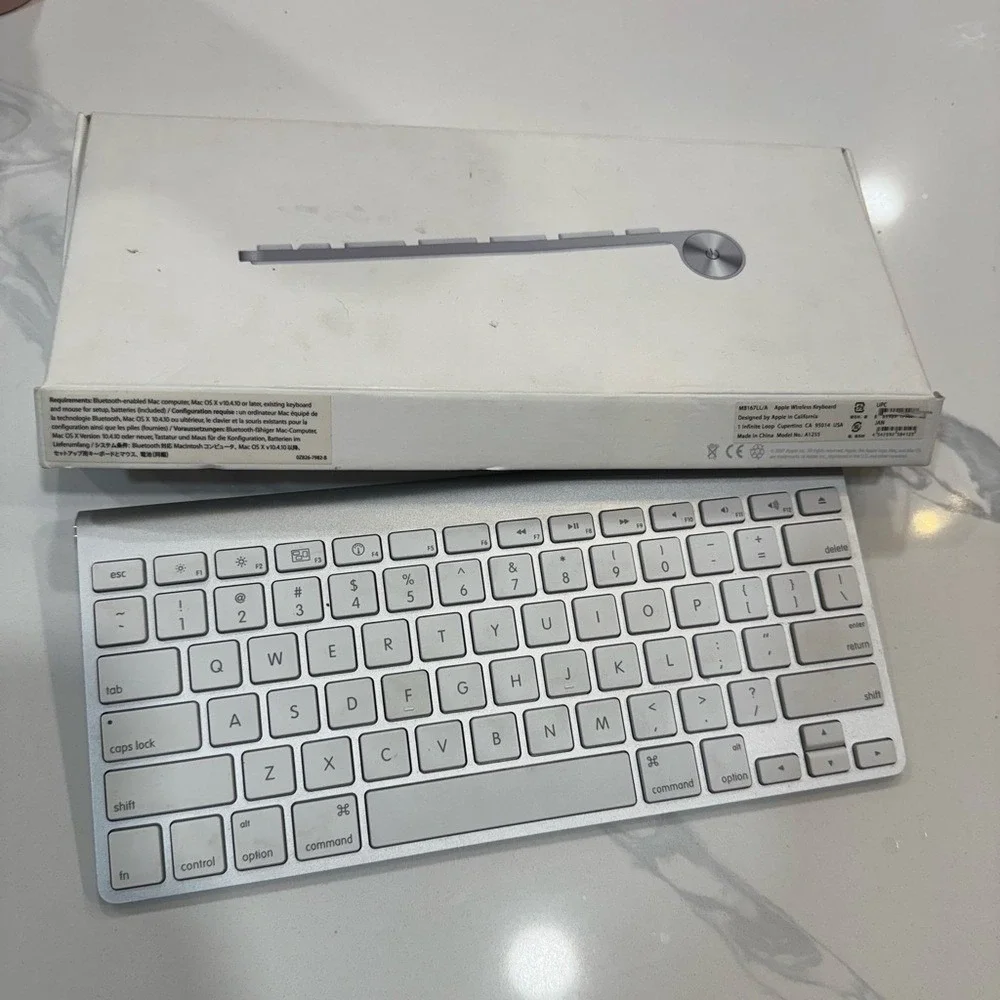 Apple Wireless Keyboard Bluetooth A1255 MB167LL/A Silver White OS X Mac